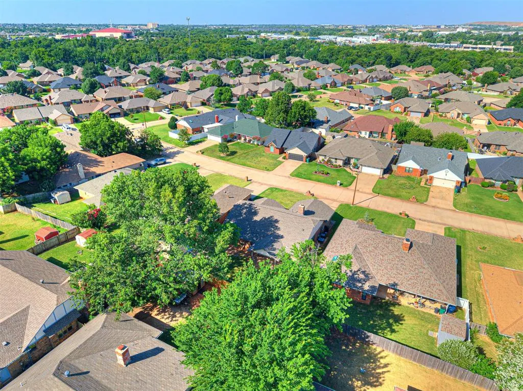 Photo 4 — 5620 Lanceshire Lane, Oklahoma City, OK 73135