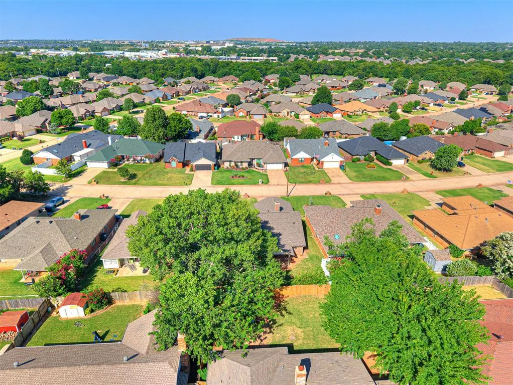 Photo 5 — 5620 Lanceshire Lane, Oklahoma City, OK 73135