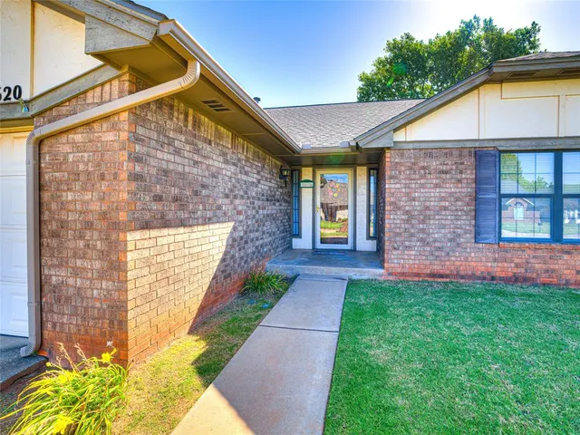 Photo 6 — 5620 Lanceshire Lane, Oklahoma City, OK 73135