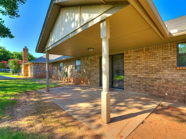 Photo 7 — 5620 Lanceshire Lane, Oklahoma City, OK 73135