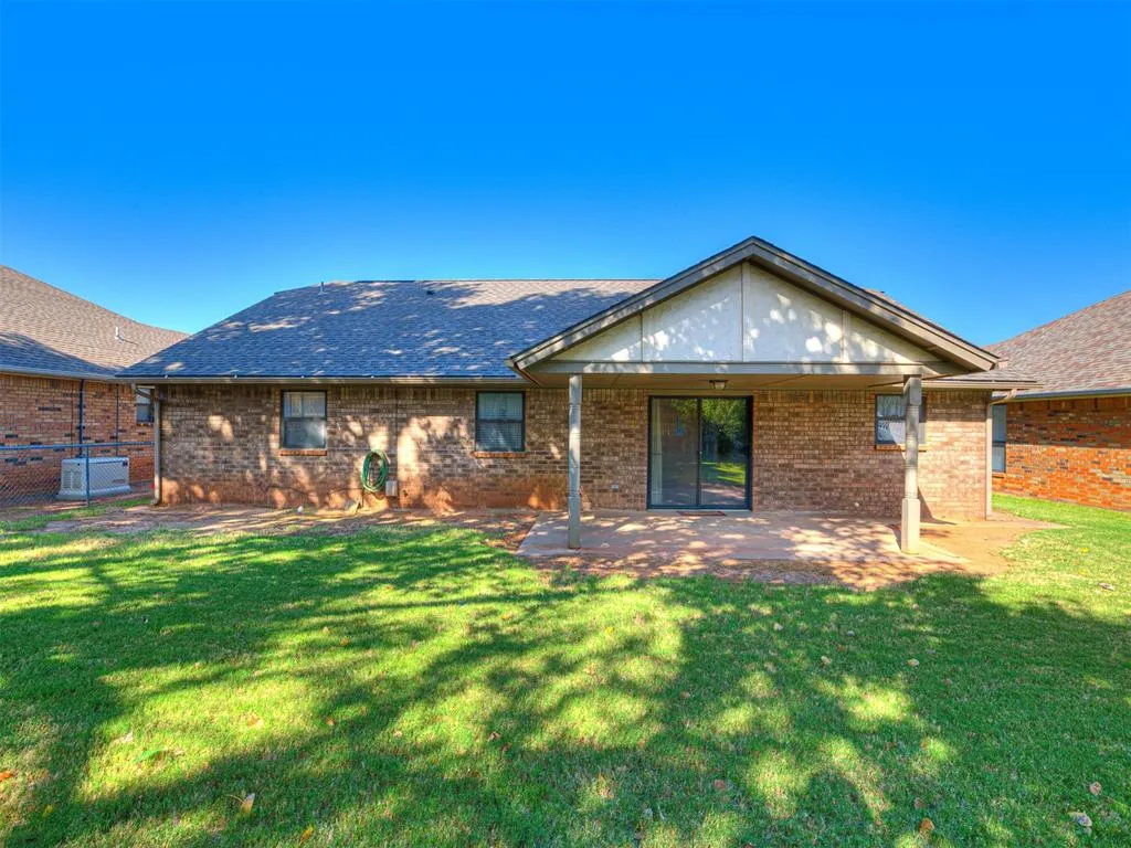 Photo 8 — 5620 Lanceshire Lane, Oklahoma City, OK 73135