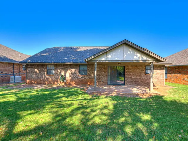 Photo 8 — 5620 Lanceshire Lane, Oklahoma City, OK 73135