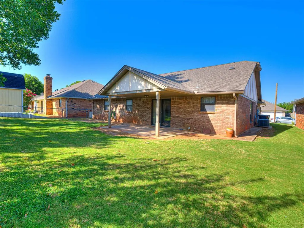 Photo 9 — 5620 Lanceshire Lane, Oklahoma City, OK 73135