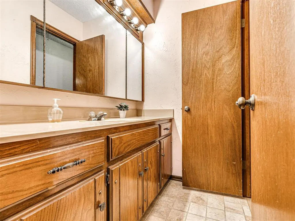 Photo 34 — 5620 Lanceshire Lane, Oklahoma City, OK 73135