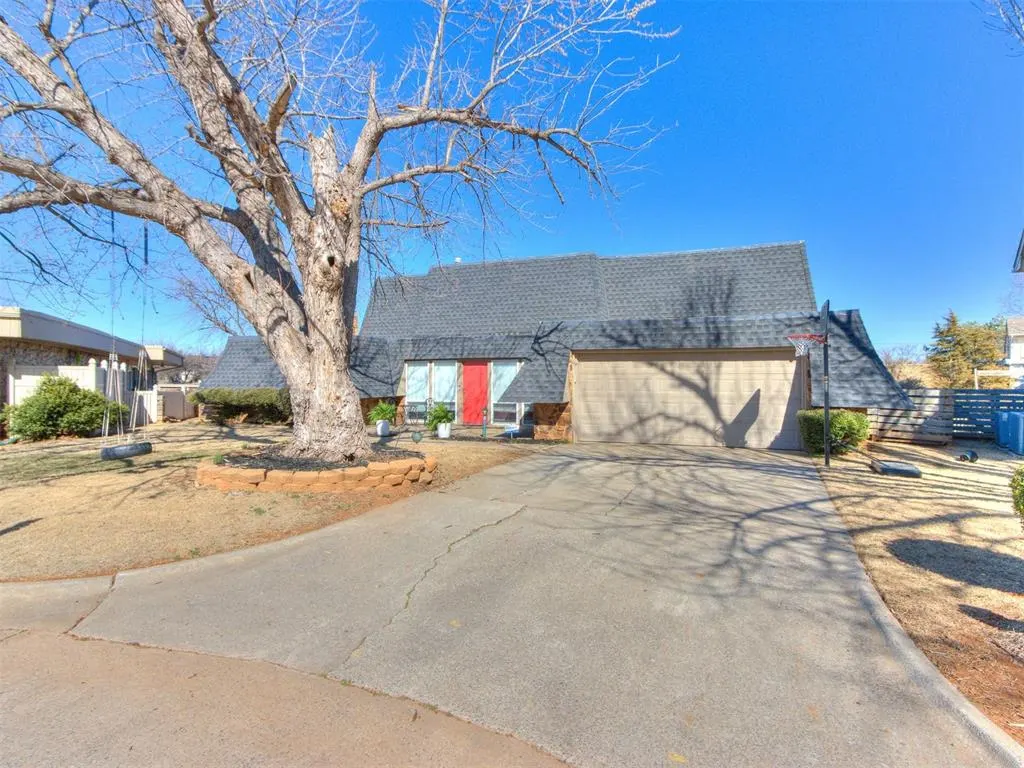 Photo 2 — 10716 Eastlake Circle, Oklahoma City, OK 73162
