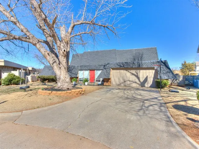 Photo 2 — 10716 Eastlake Circle, Oklahoma City, OK 73162