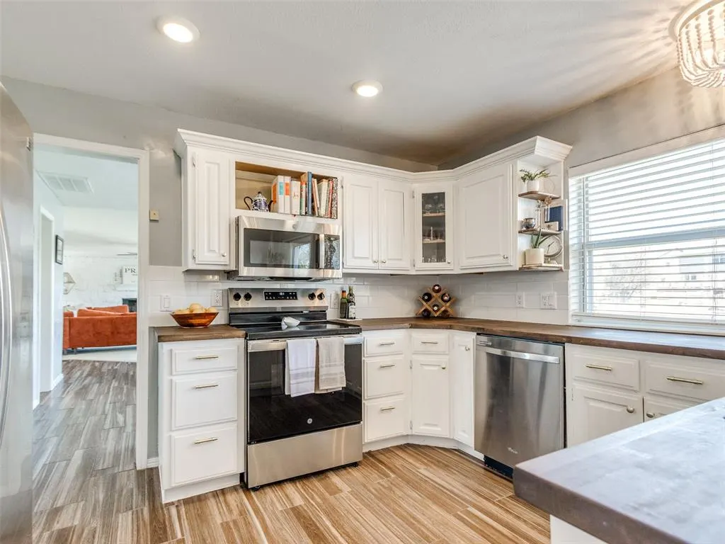 Photo 10 — 10716 Eastlake Circle, Oklahoma City, OK 73162