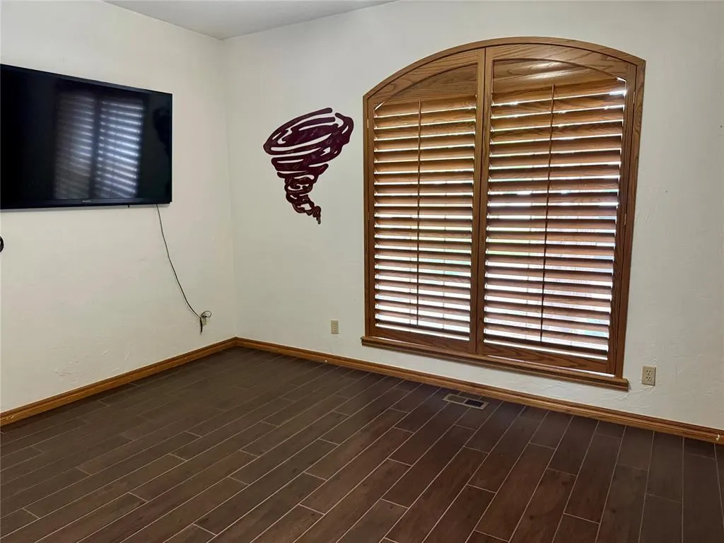 Photo 11 — 311 Red Fork, Clinton, OK 73601