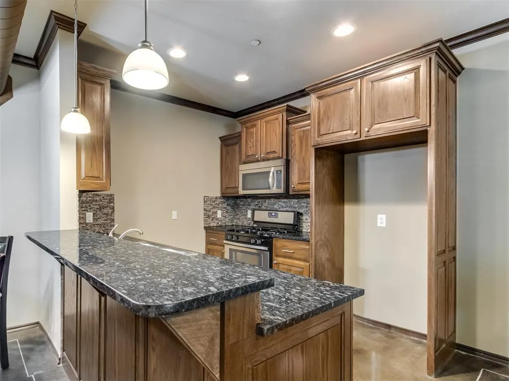Photo 6 — 1701 NE 7th Street, Oklahoma City, OK 73117
