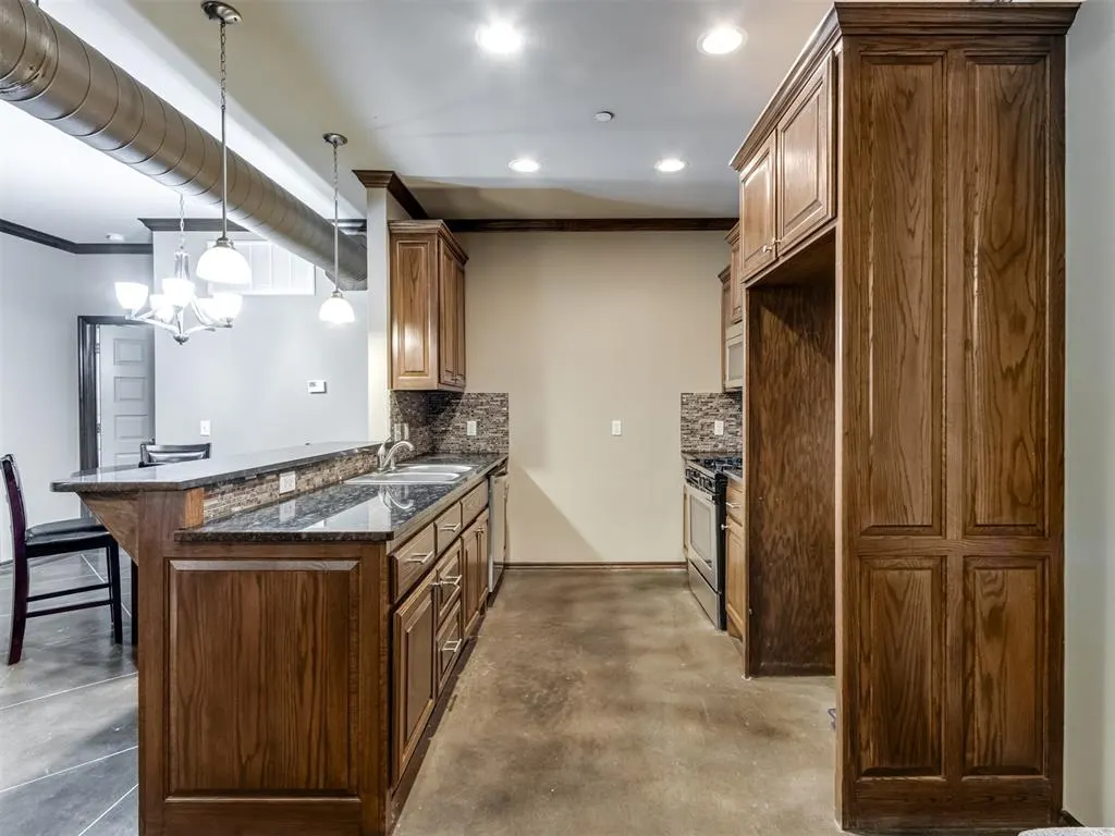 Photo 7 — 1701 NE 7th Street, Oklahoma City, OK 73117