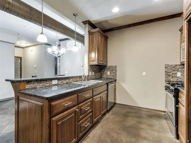 Photo 8 — 1701 NE 7th Street, Oklahoma City, OK 73117