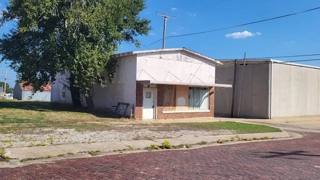 Photo 2 — 114 N 2nd Street, Okemah, OK 74859