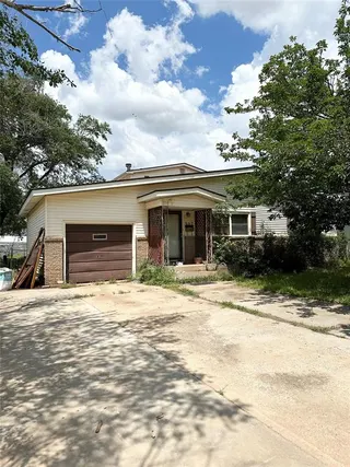 Sold home at 517 W Bradford Avenue