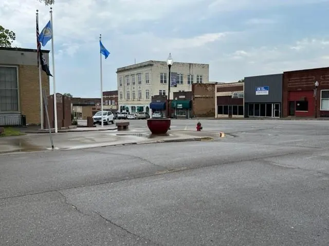 Photo 2 — 421 W Bdwy Street, Okemah, OK 74859