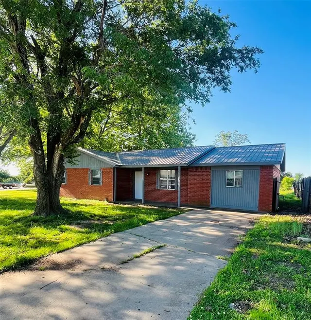 Photo 2 — 2217 7th Street, Prague, OK 74864