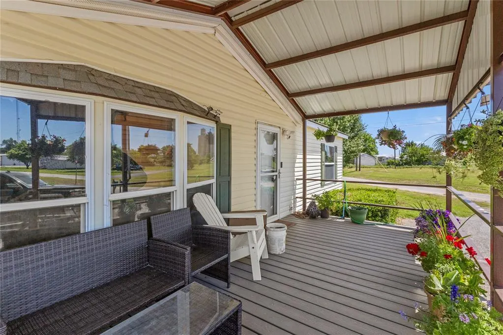 Photo 2 — 115 S 4th Street, Thomas, OK 73669