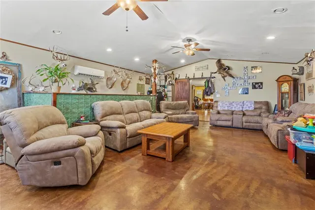Photo 3 — 115 S 4th Street, Thomas, OK 73669