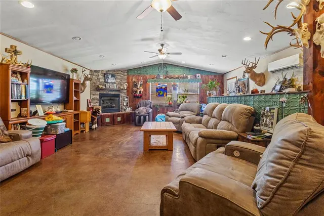 Photo 5 — 115 S 4th Street, Thomas, OK 73669