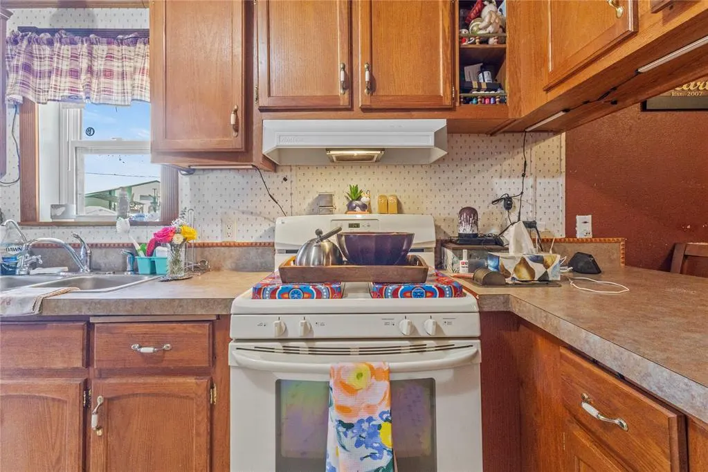 Photo 9 — 115 S 4th Street, Thomas, OK 73669