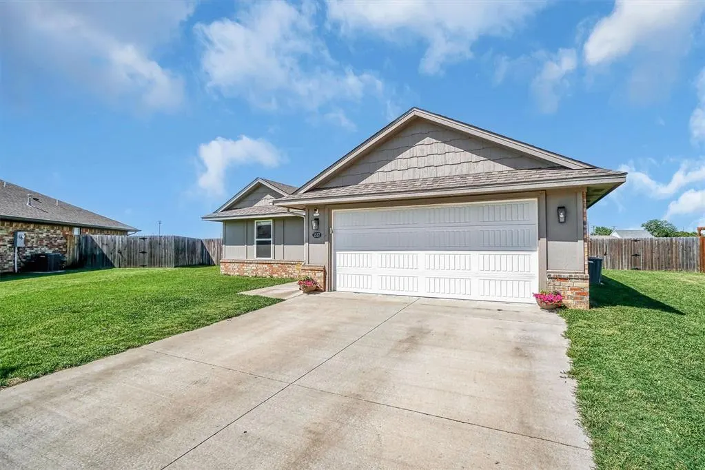 Photo 2 — 1537 Avalon Drive, Altus, OK 73521