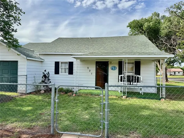 Front exterior — 321 E Ninth Street, Leedey, OK 73654
