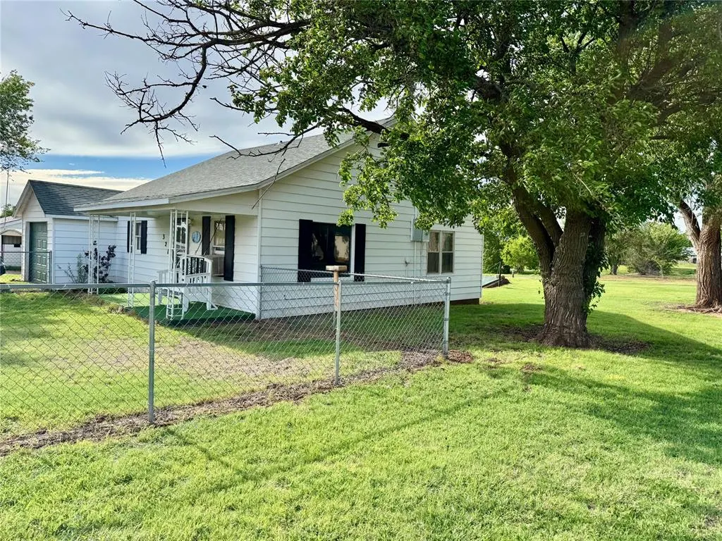 Photo 4 — 321 E Ninth Street, Leedey, OK 73654
