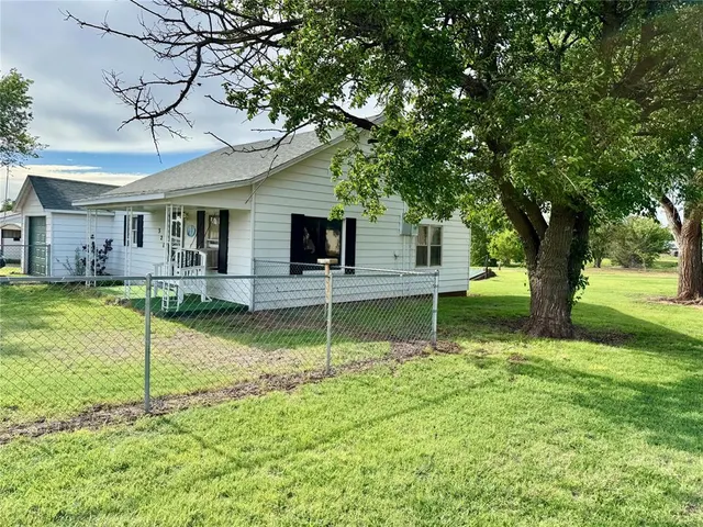 Photo 4 — 321 E Ninth Street, Leedey, OK 73654