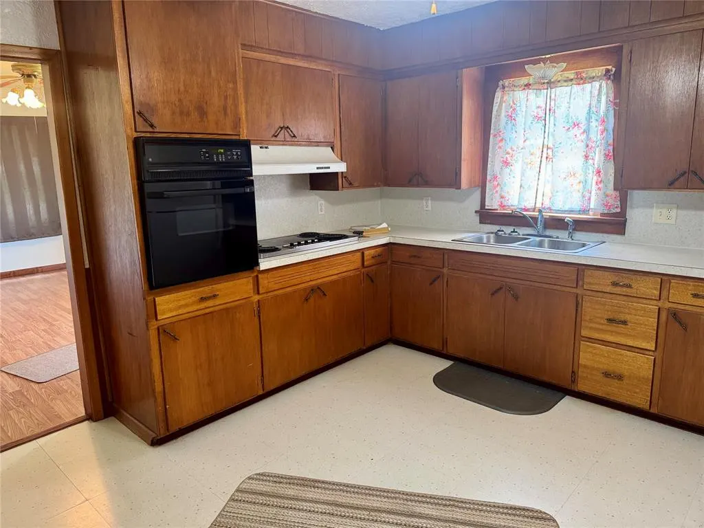 Photo 46 — 321 E Ninth Street, Leedey, OK 73654