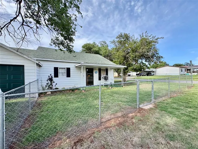 Photo 5 — 321 E Ninth Street, Leedey, OK 73654