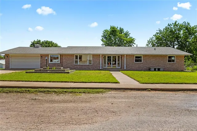 Front exterior — 590 N Broadway Avenue, Hydro, OK 73048
