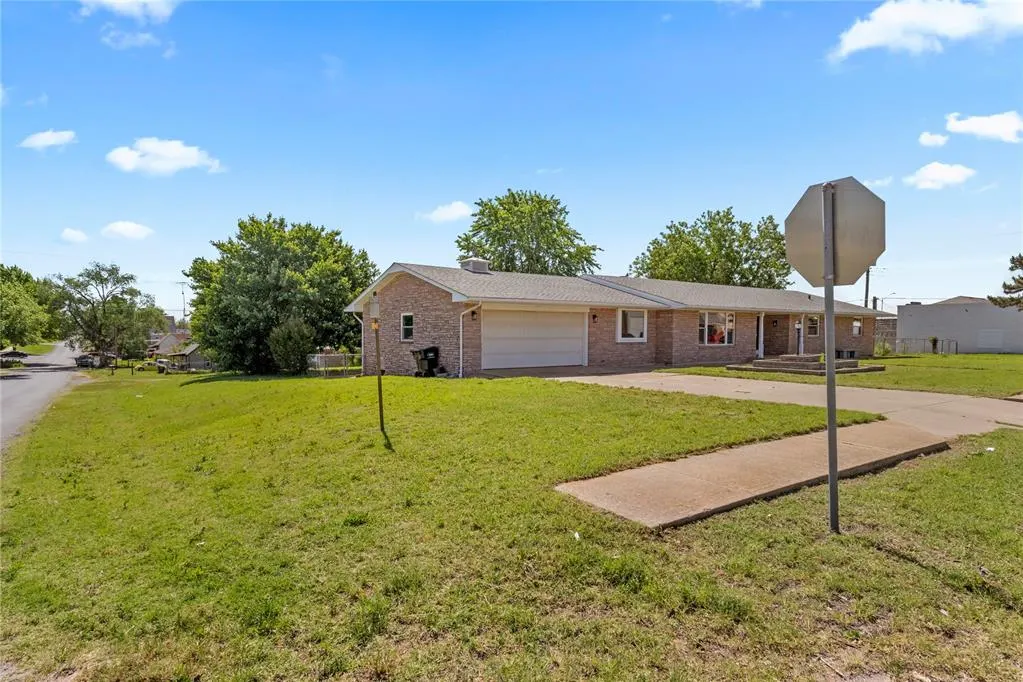 Photo 2 — 590 N Broadway Avenue, Hydro, OK 73048