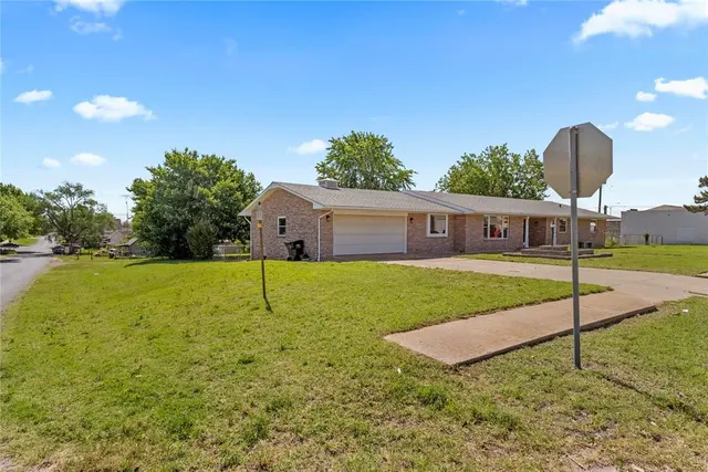 Photo 2 — 590 N Broadway Avenue, Hydro, OK 73048