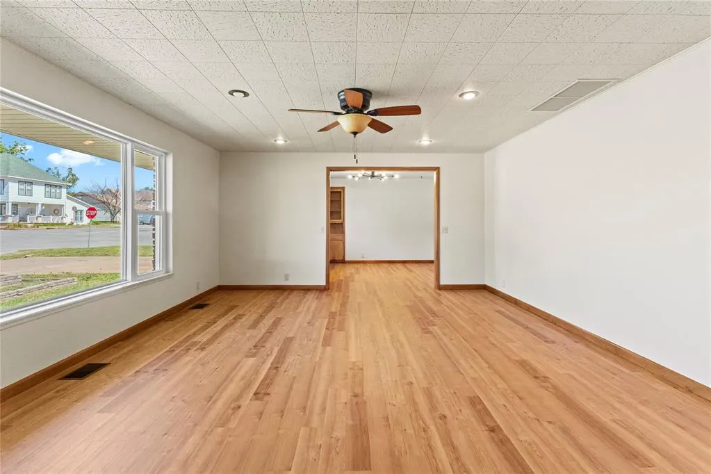 Photo 12 — 590 N Broadway Avenue, Hydro, OK 73048