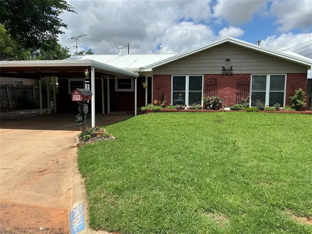 Front exterior — 101 Rowsey, Elk City, OK 73644