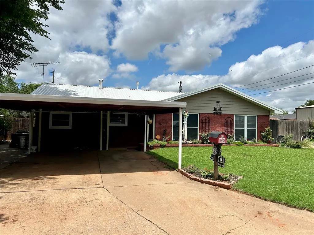 Photo 3 — 101 Rowsey, Elk City, OK 73644