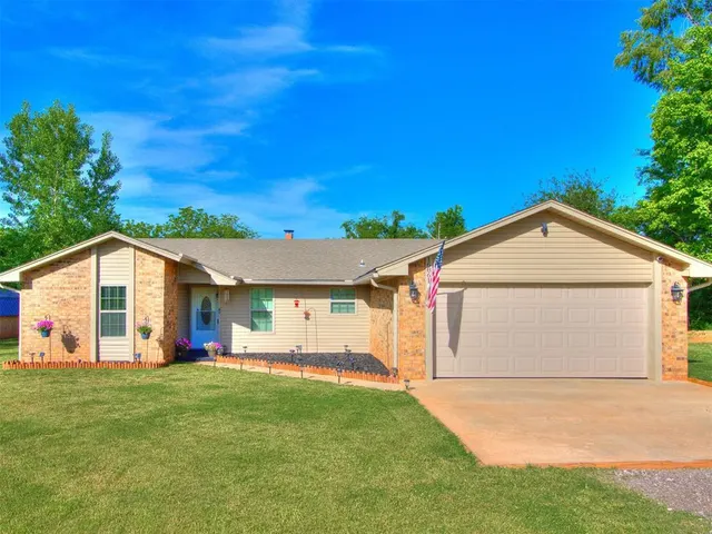 Photo 2 — 16861 Winding Creek Drive, Newalla, OK 74857