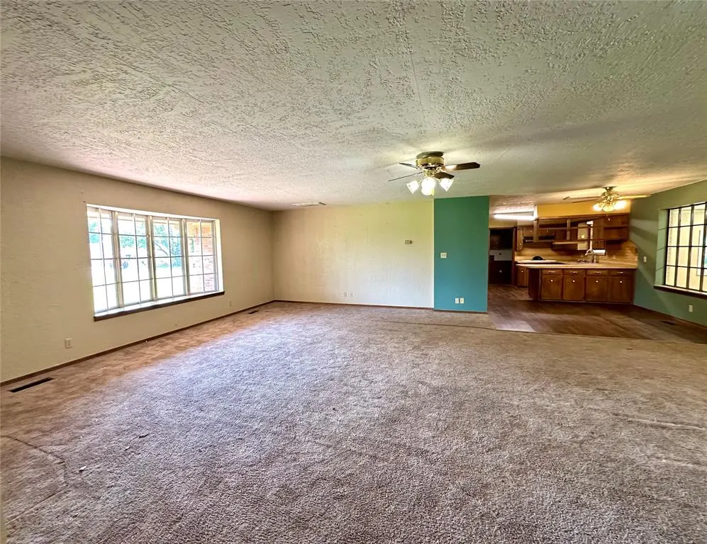 Photo 4 — 27 Independence Drive, Elk City, OK 73644