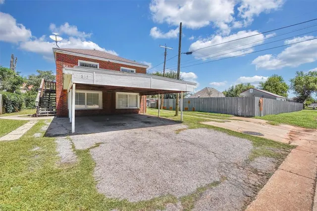 Photo 2 — 815 Hayes Avenue, Clinton, OK 73601