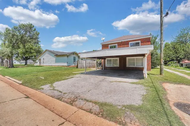 Photo 3 — 815 Hayes Avenue, Clinton, OK 73601