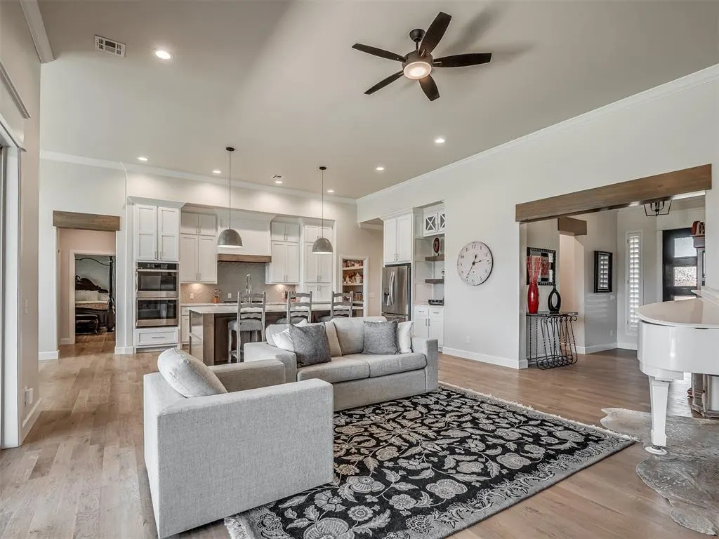 Photo 4 — 3805 Bridge Wood Lane, Oklahoma City, OK 73179