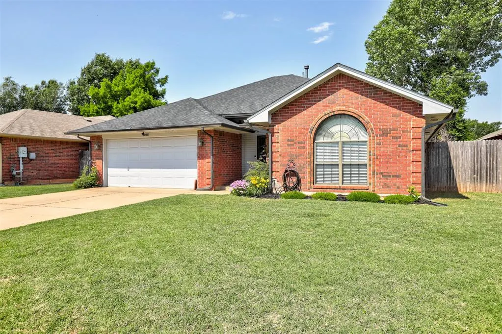 Photo 2 — 1001 Glacier Lane, Edmond, OK 73003