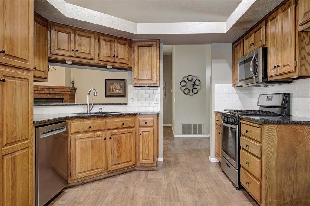 Photo 9 — 1001 Glacier Lane, Edmond, OK 73003