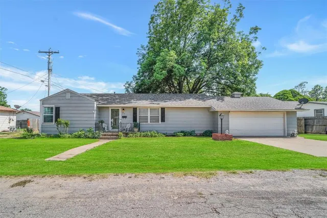Front exterior — 214 E Van Buren Street, Mangum, OK 73554