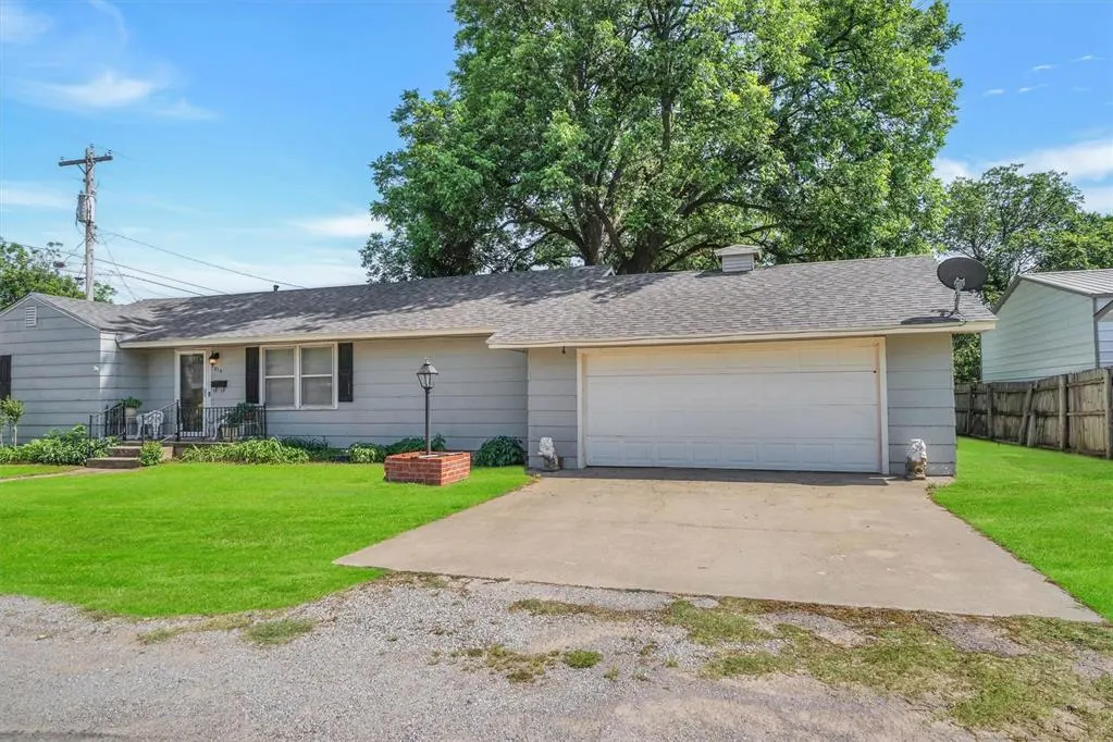 Photo 2 — 214 E Van Buren Street, Mangum, OK 73554