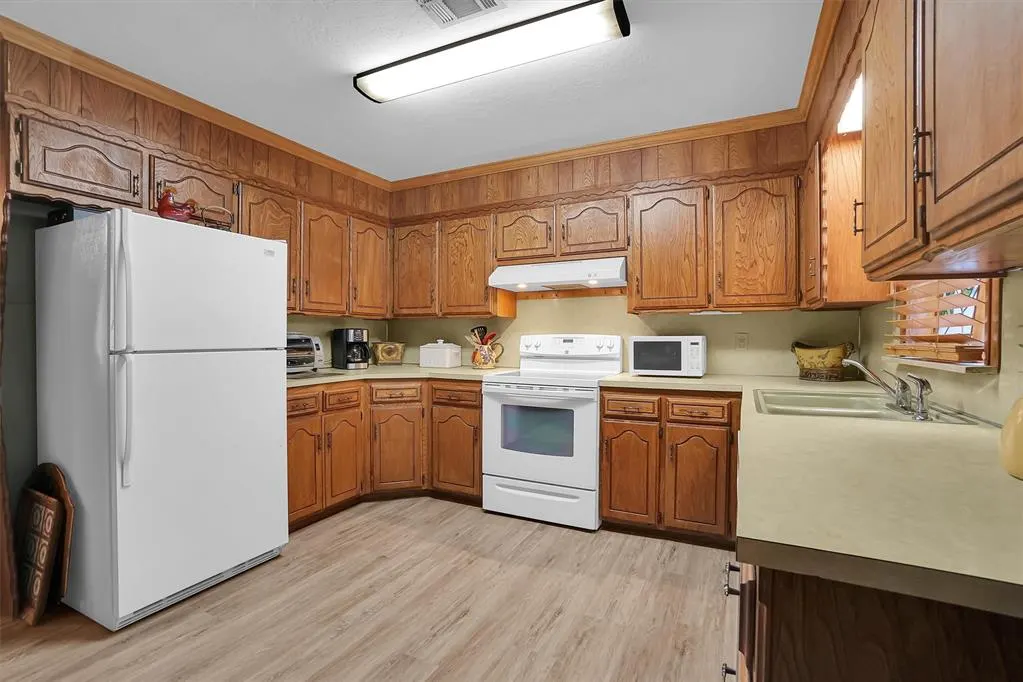 Photo 9 — 214 E Van Buren Street, Mangum, OK 73554