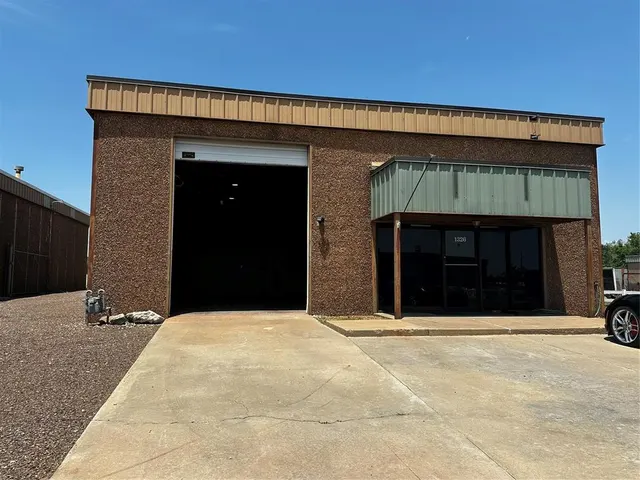 Front exterior — 1326 Airport Road, Elk City, OK 73644