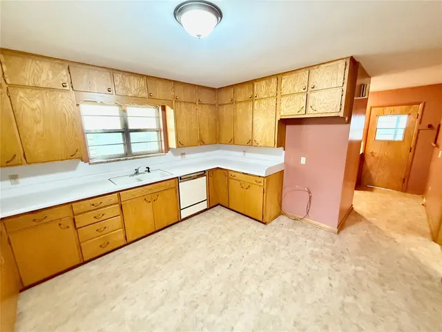Photo 5 — 617 S 9th Street, Kingfisher, OK 73750