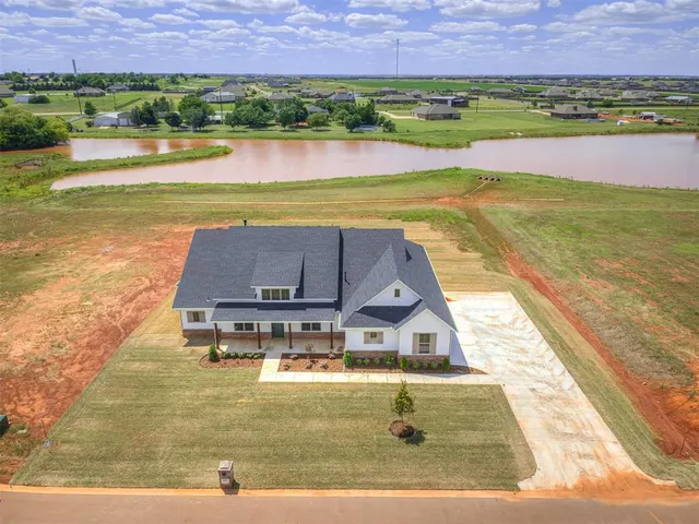 Photo 2 — 6841 Lake View Court, Cashion, OK 73016