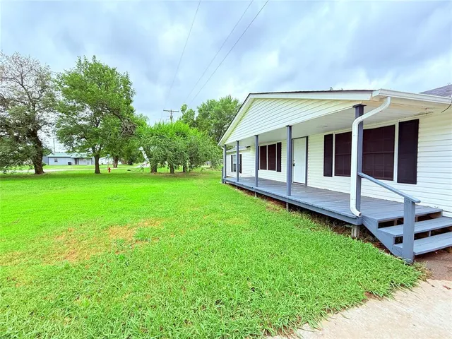 Photo 3 — 402 E 6th Street, Amber, OK 73004