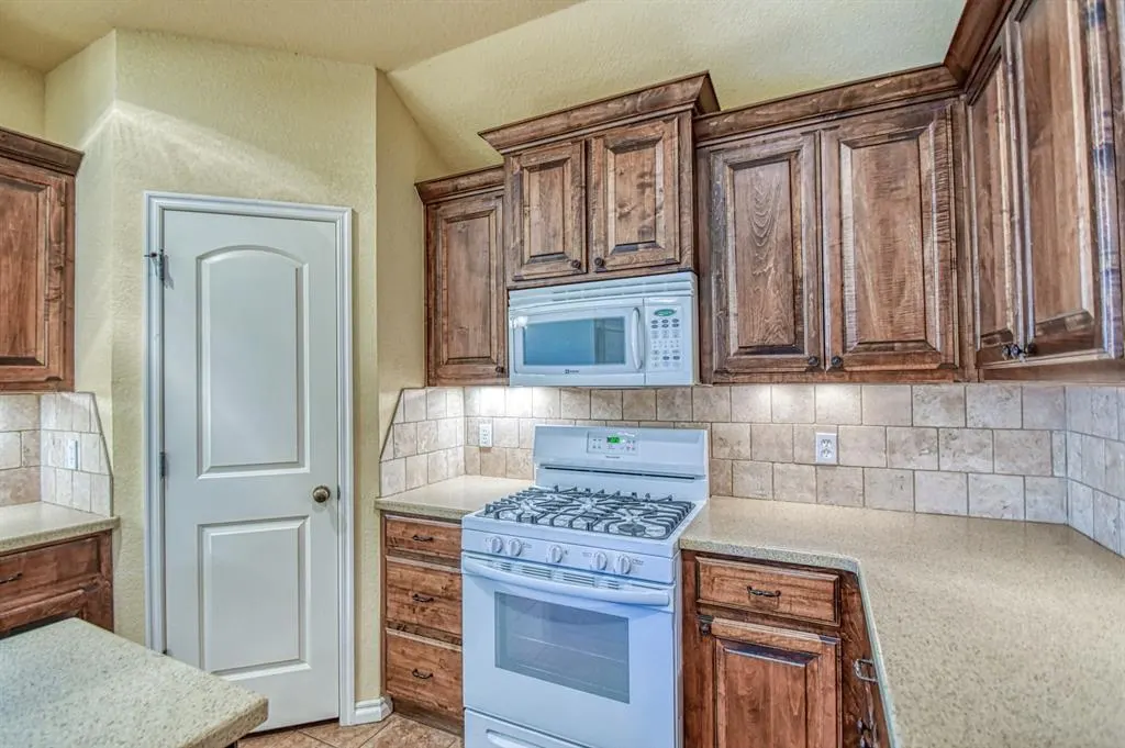 Photo 13 — 300 Treyton Place, Noble, OK 73068